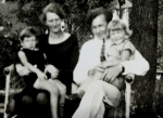 Bild: Elmar Zimmermann mit Bruder Siegfried und seinen Eltern